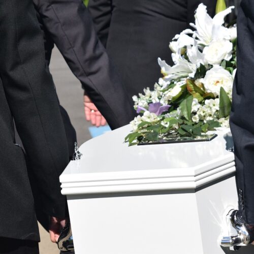 Koszty organizacji pogrzebu: Jak kontrolować wydatki?